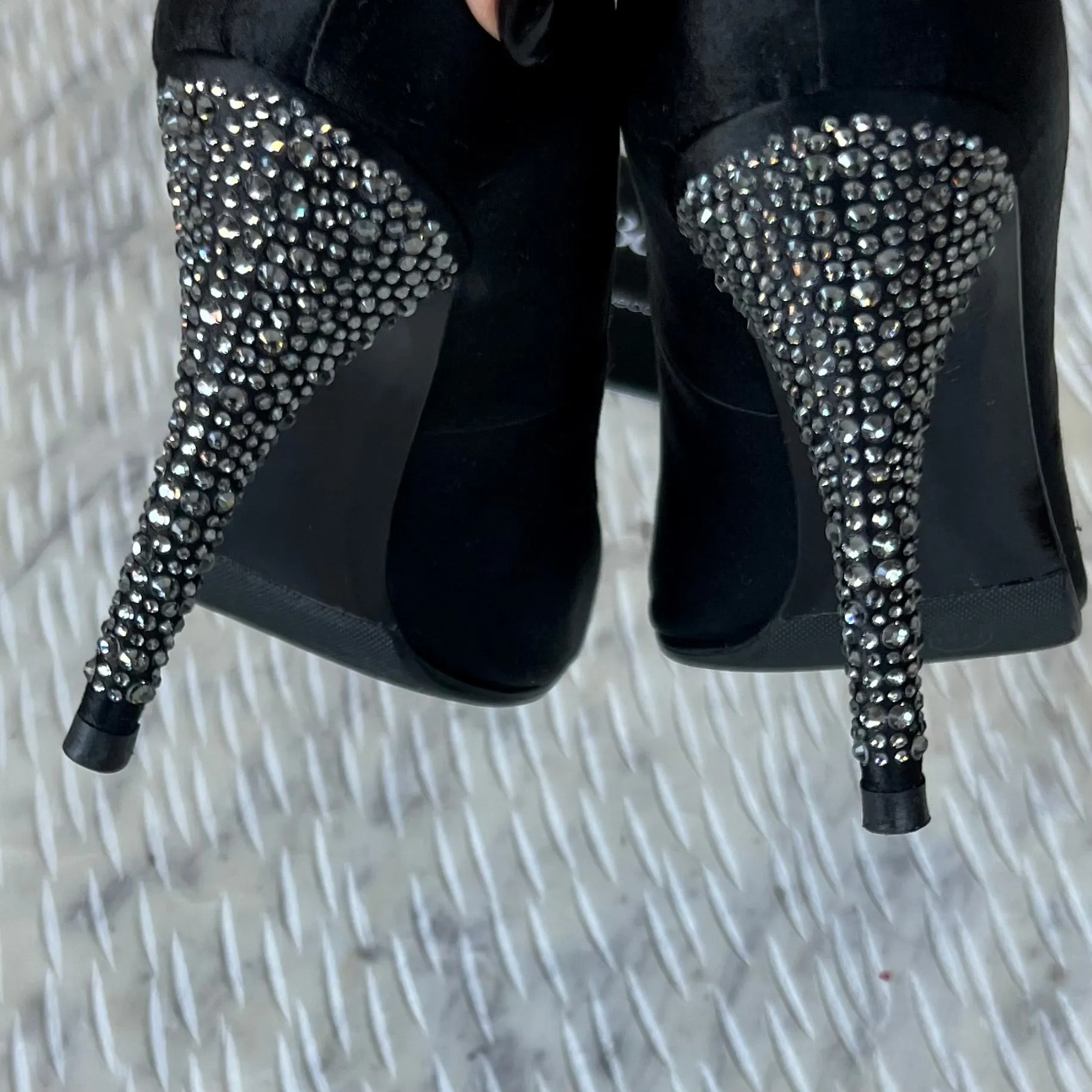 STUART
WEITZMAN
Black Satin Crystal Heel Peep Toe Pumps